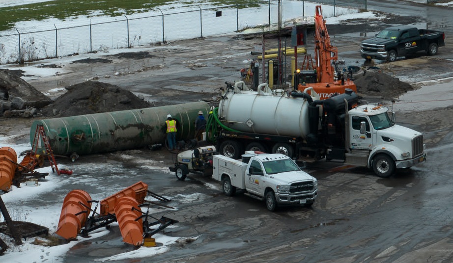 Vacuum truck cleaning storage tank for removal